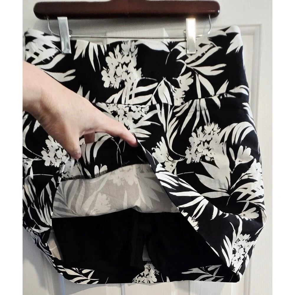 Women's S.C & Co. Black/White Floral tummy Control Pull On Skort/Skirt Large - Picture 5 of 6